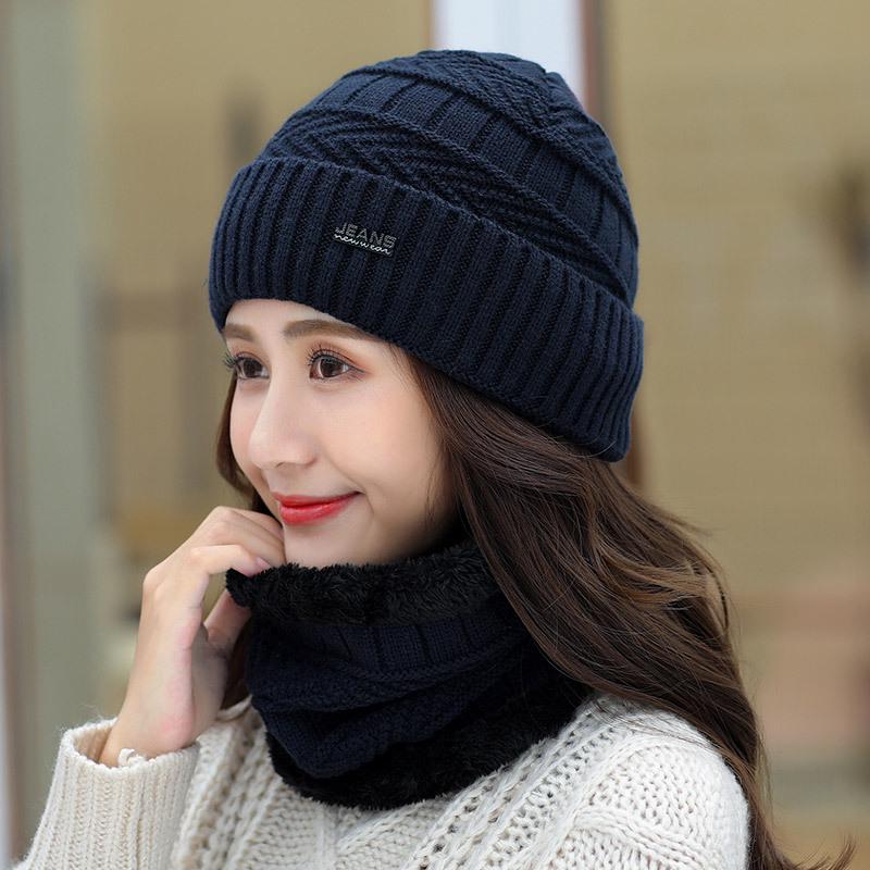 Комплект из двух предметов для женщин: вязаная шапка и утеплённый шарф-снуд