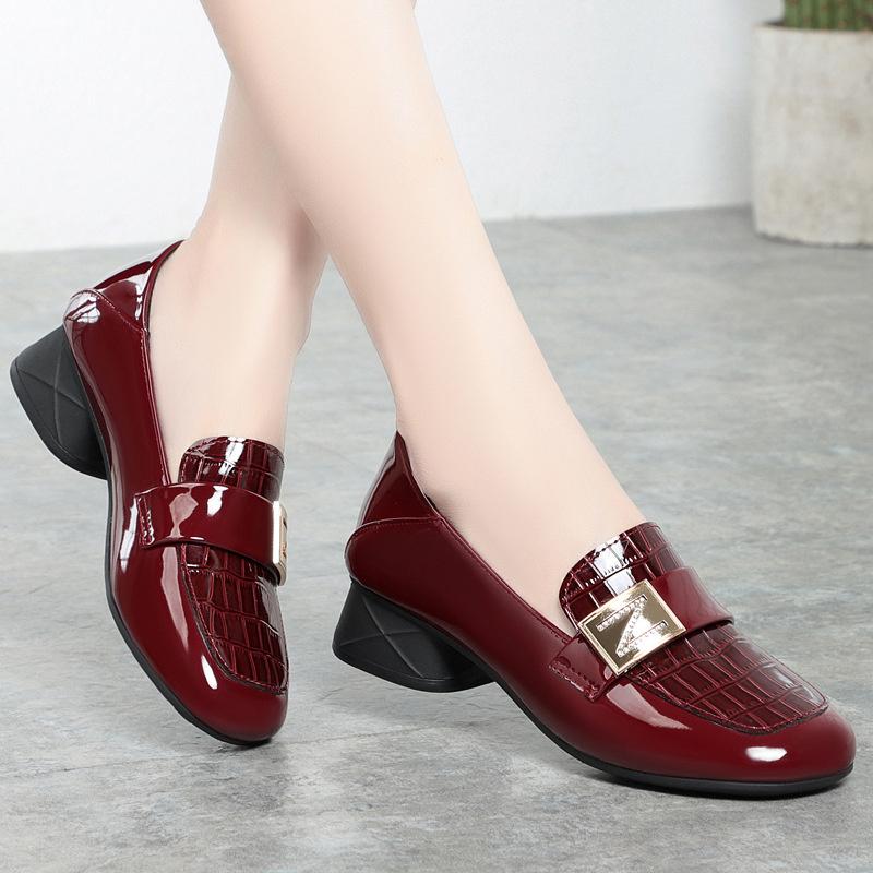Весенние туфли из лакированной кожи с круглым верхом и мягкой подошвой, женские модные удобные рабочие туфли с металлической пряжкой, удобные туфли на квадратном каблуке