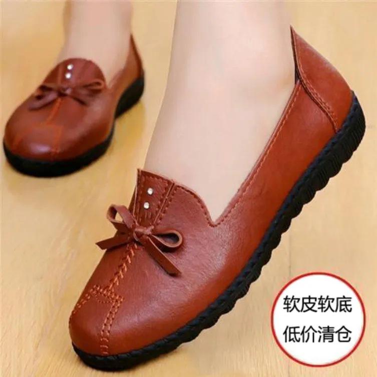 Туфли для мам из мягкой кожи, мягкая подошва, удобные для пожилых женщин, весенние и осенние, плоские, износостойкие, водонепроницаемые, одинарные туфли для пожилых женщин.