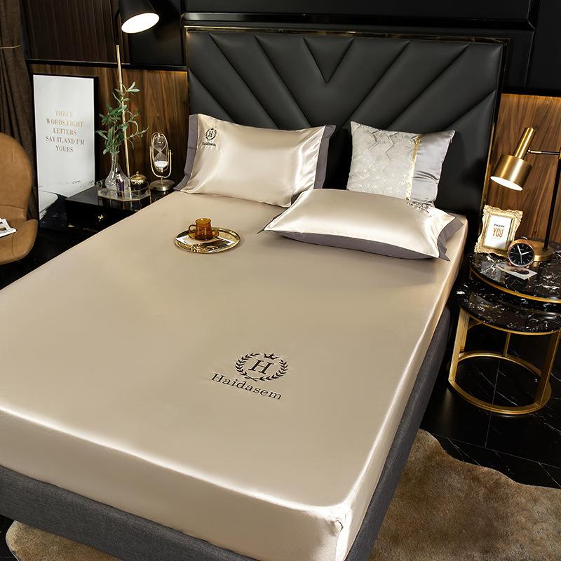 Комплект из трех предметов матраса из стираного шелка, цельный наматрасник, моющийся и складной, полностью закрытый, а покрывало не скользит.