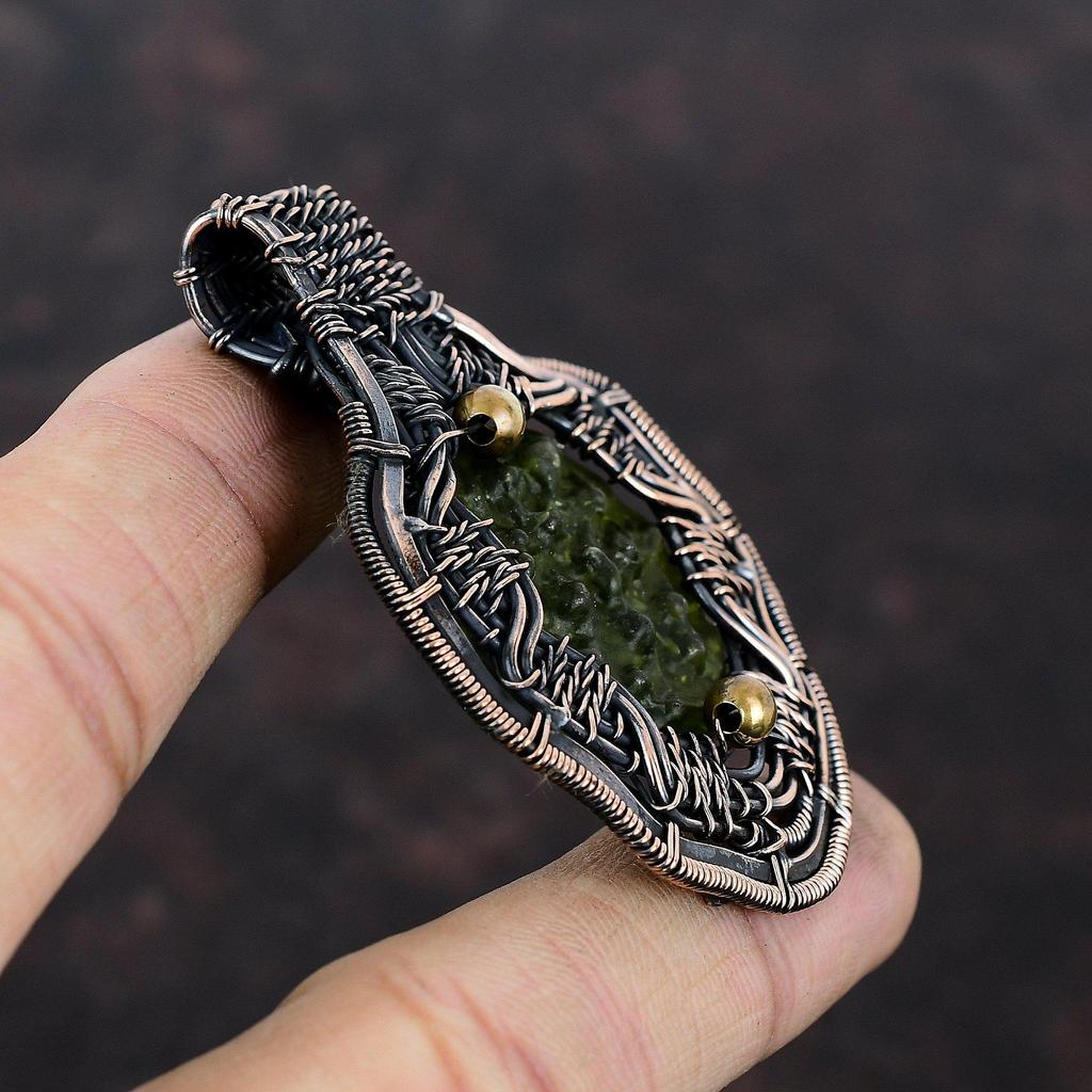 Подвеска с молдавитом, обернутая медной проволокой, подвеска ручной работы, украшение из натурального драгоценного камня, подарок для мамы, украшение из медной проволоки, дизайнерская подвеска