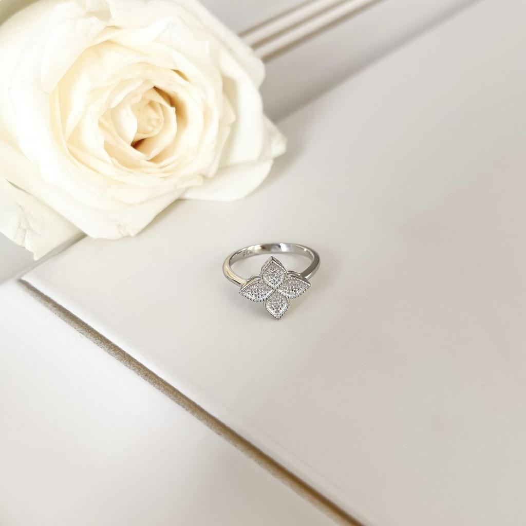 Серебряное кольцо с фианитами (2142539)