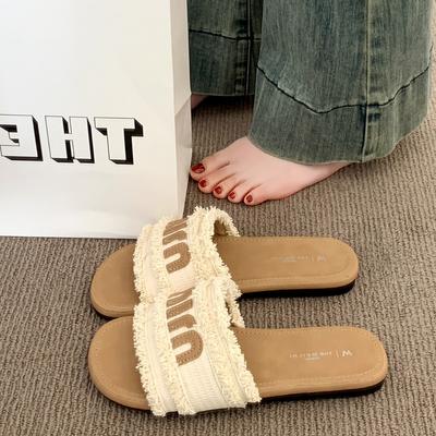 Крутые шлепанцы на плоской подошве для летней уличной носки для женщин 2025 новый темперамент с кисточкой и легким ароматом, с юбкой, пляжные повседневные шлепанцы