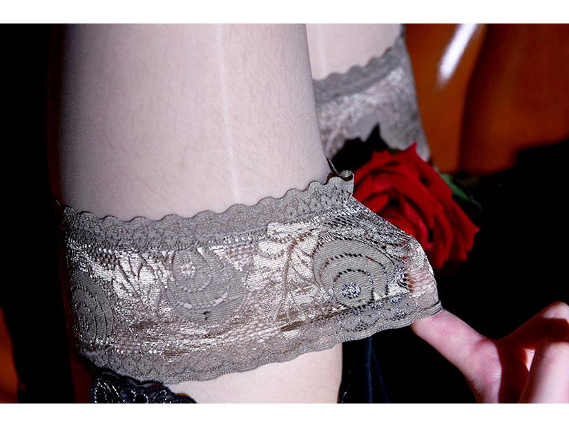 Тонкие чулки до бедра Little Matchmaker с перламутровым блеском и маслянистым эффектом - шелковисто-черные с мерцающим ромбовидным узором, сексуальный стиль выше колена