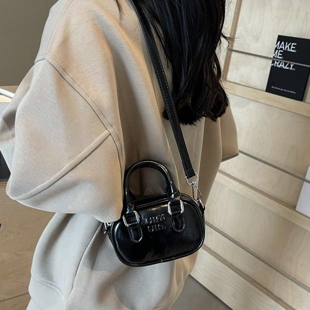 2025 новая маслянистая мини-сумка нишевая сумка для помады кроссбоди родительско-детская маленькая сумка-боулинг женская сумка