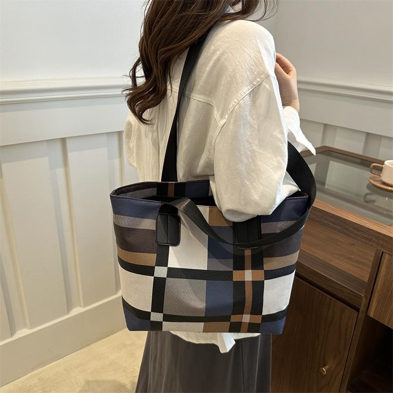 Летняя простая сумка-тоут женская 2024 новая модная сумка через плечо женская сумка простая модная сумка для поездок на работу женская