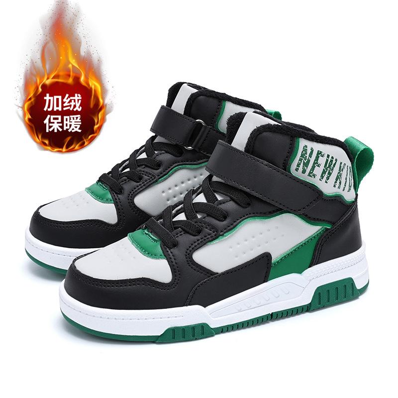 Детская повседневная обувь для скейтборда зима 2025 для мальчиков корейская версия высоких велюровых термоботинок обувь для занятий спортом на открытом воздухе для детей среднего и старшего возраста для девочек