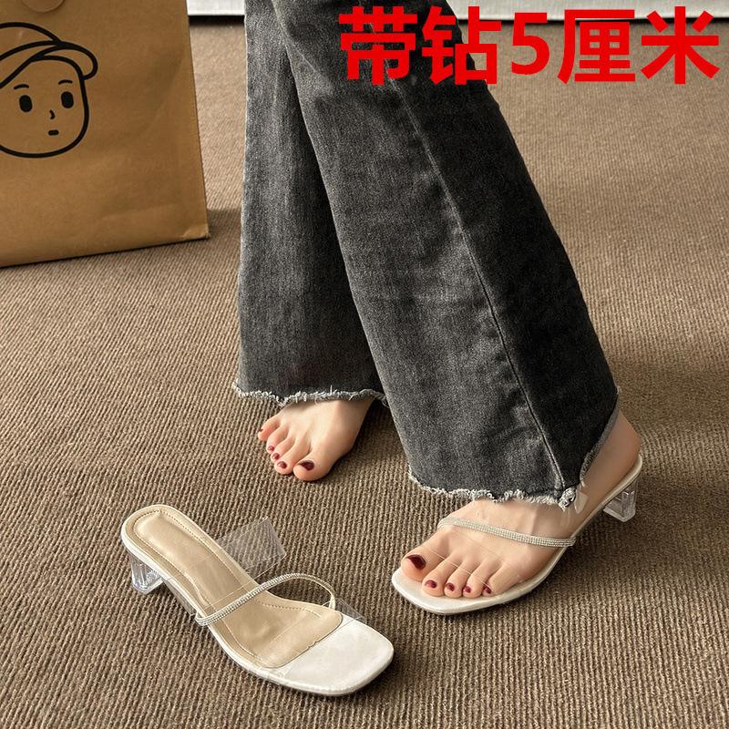 Прозрачные босоножки на высоком каблуке 2024 года, женская летняя новая мода, интернет-знаменитости, туфли со стразами, квадратная головка, толстый каблук, классные тапочки, женская верхняя одежда