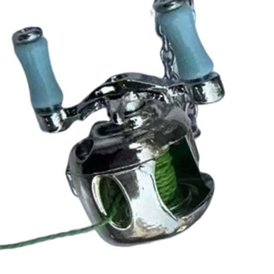 Миниатюрный кулон в виде рыболовной катушки с вращающейся ручкой и съемным направляющим для лески. Многофункциональный рыболовный аксессуар. Брелок для ключей или рюкзака.