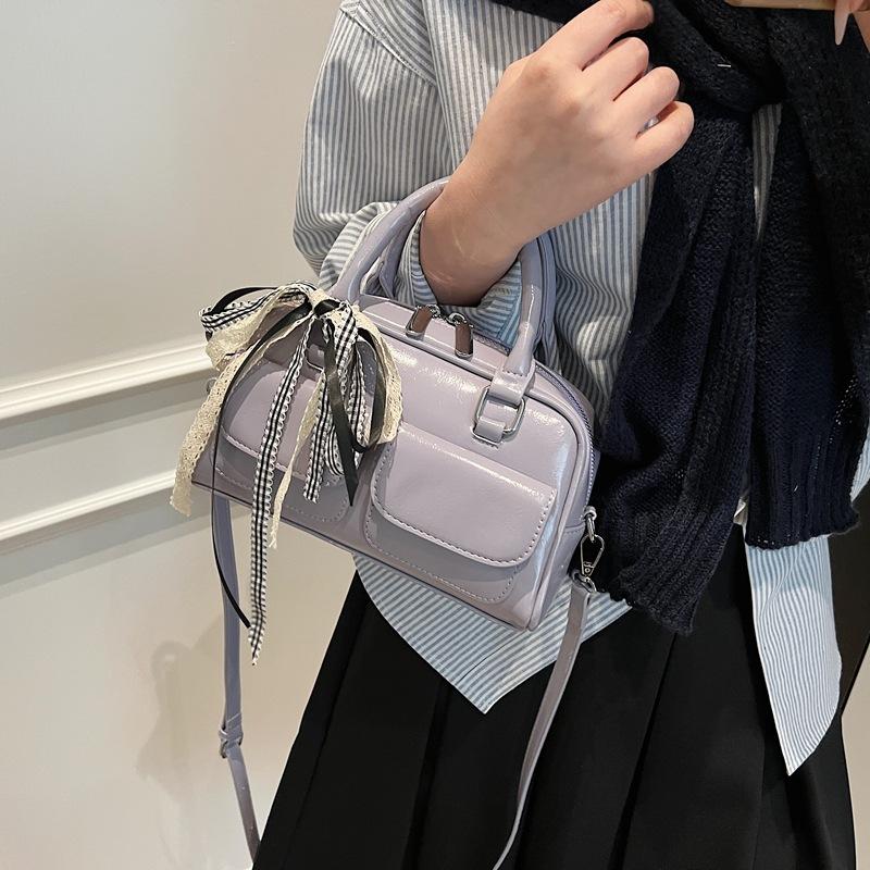 Маленькая сумка в иностранном стиле высокого класса, женская летняя 2025, новая модная нишевая сумка-мессенджер, женская портативная сумка-бостон