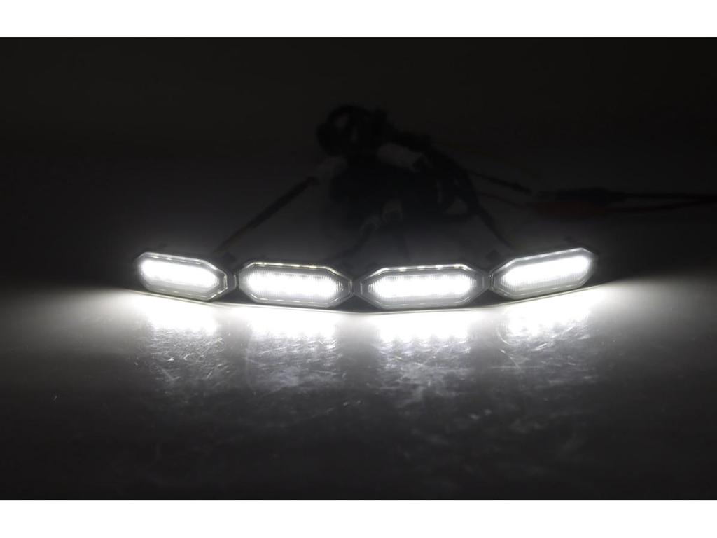 Подходящие для низкопрофильных модов, эти двухцветные светодиодные фонари решетки белого и желтого цвета разработаны для новых моделей Jimny JB64/JB74.