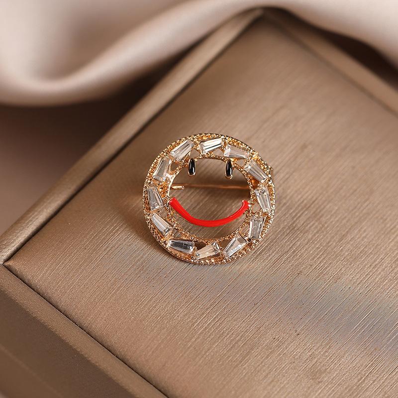 Брошь «Улыбающееся лицо» с антибликовым покрытием, Высококлассный и нишевый дизайн, Аксессуар для костюма