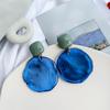 Модные нерегулярные круглые геометрические серьги с высоким чувством стиля, белые серьги в стиле ретро Гонконг, темпераментные серьги-пусеты для женщин