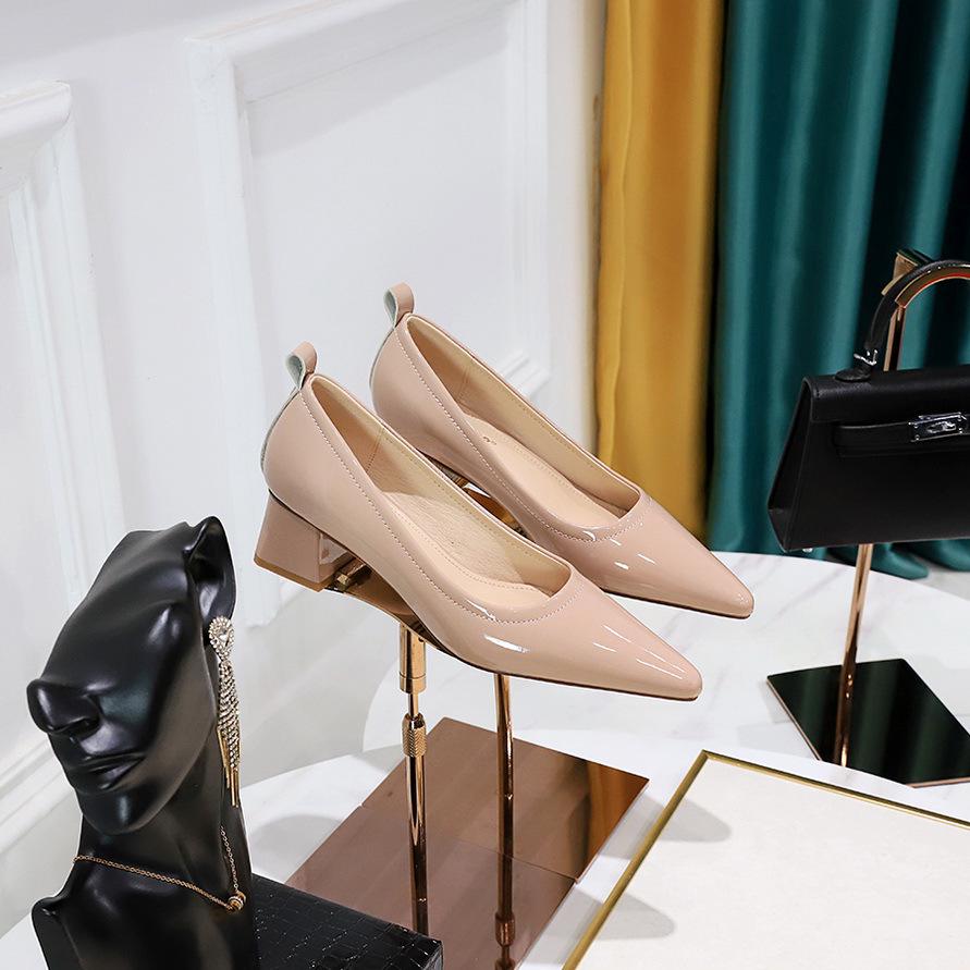 Корейские лакированные женские туфли с острым носком — модные, простые, удобные, с универсальным толстым каблуком средней высоты