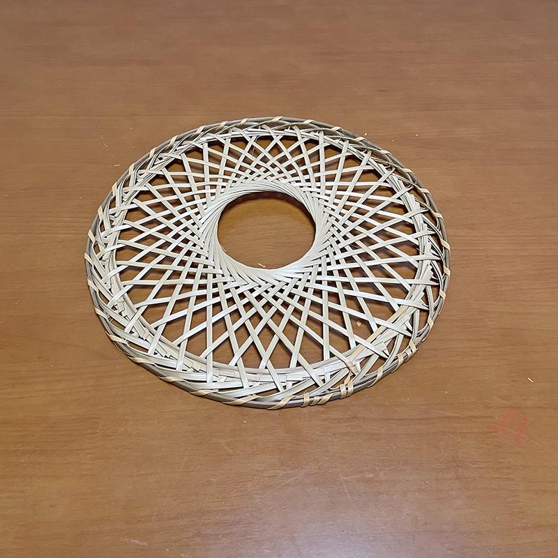 Коническая шляпа, сплетенная вручную из бамбука: Настенное искусство и аксессуар для танца в стиле древнего уся