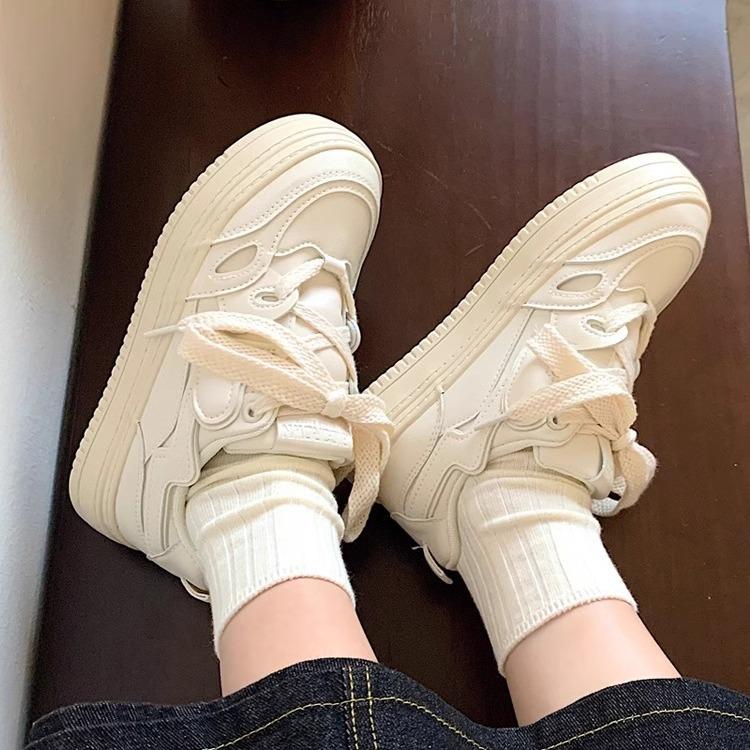 Весна и осень 2025 года новая универсальная повседневная спортивная обувь на толстой подошве женская ins студенческая обувь для моральной подготовки нишевый дизайн белая обувь