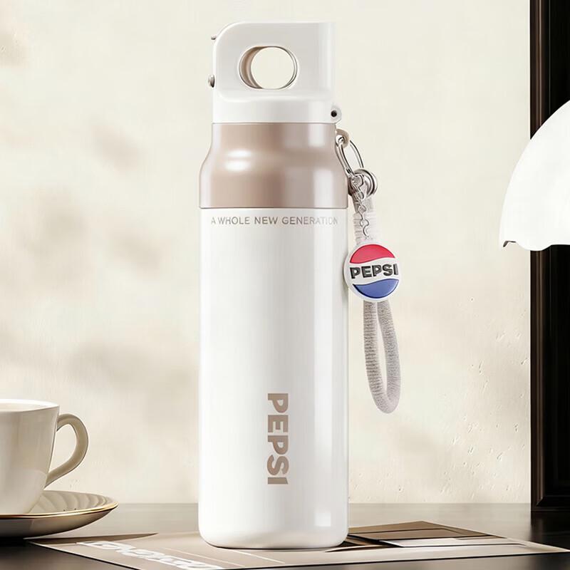 Изолированная спортивная бутылка Pepsi для двух напитков