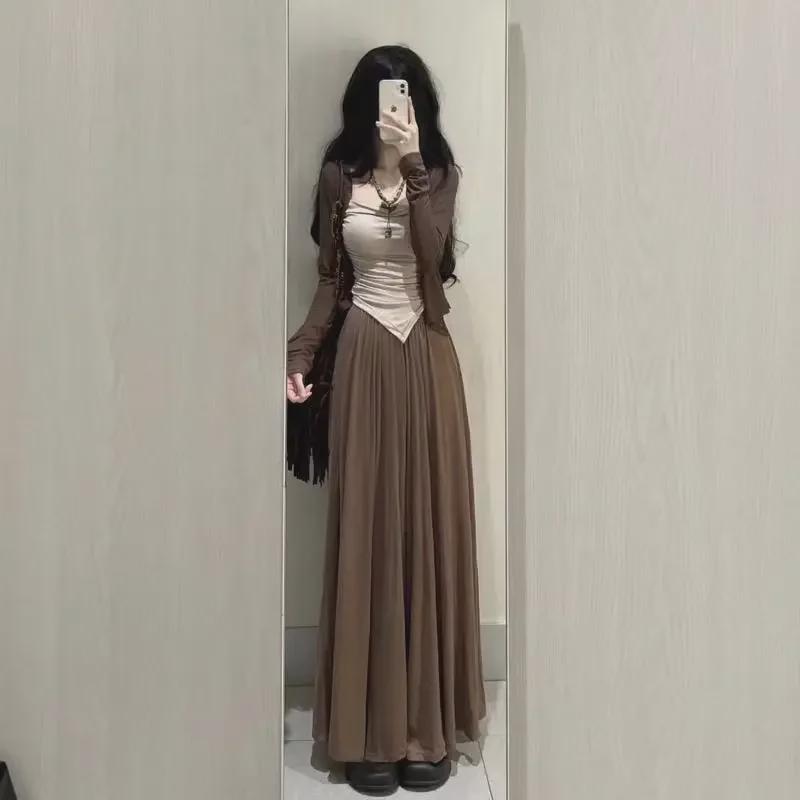 Женский костюм-тройка: Стиль Pure Desire осень 2025 года — кардиган с длинными рукавами, жилет на подтяжках и широкие брюки.