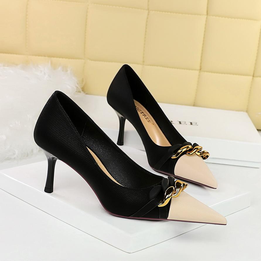 Женские банкетные туфли на высоком каблуке светлого кроя с цветными блоками и остроконечной металлической цепочкой, декоративные одинарные туфли