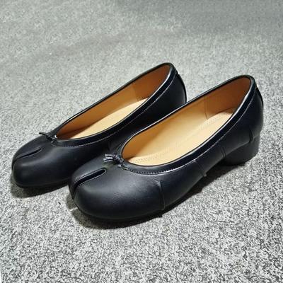 Мэри Джейн Тиби туфли с раздвоенным носком женские 25 новинка толстый каблук модные простые ретро плиссированные копытца балетки