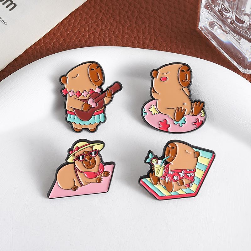 Эмалевые значки «Капибара в отпуске» На заказ Приморские пляжные броши Значки на лацкан Одежда Животные Ювелирные изделия Подарок для детей Друзей