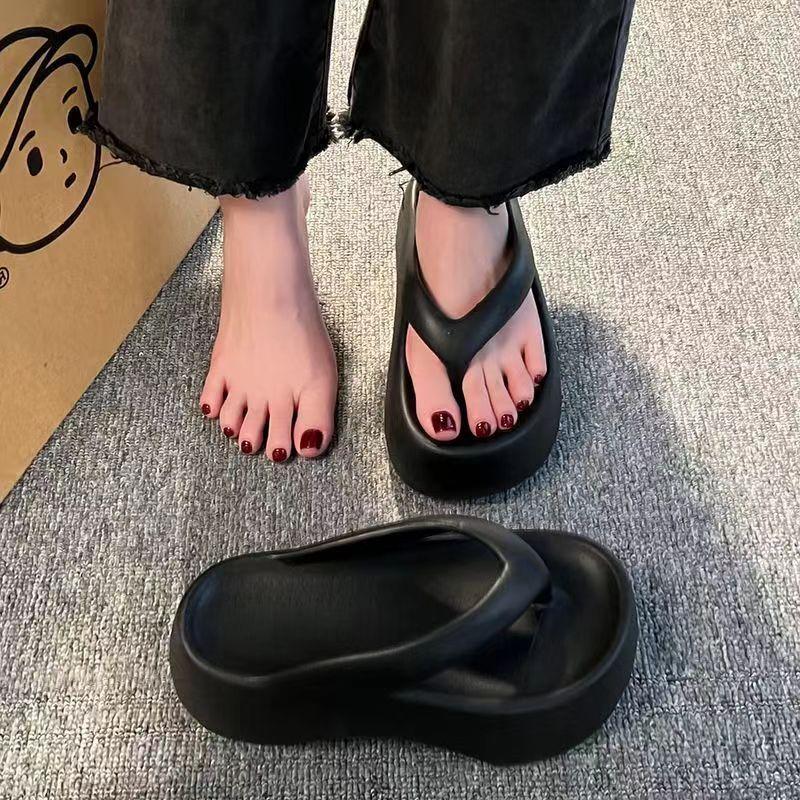 Модные летние тапочки для женщин, резиновые шлепанцы, платформа, пляжные сандалии, низкая мода, гавайские сабо с массажем, 2024