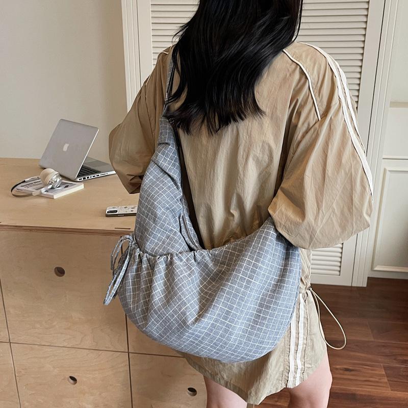 Нейлоновая тканевая сумка женская сумка-мессенджер 2025 осень новая большая вместимость клетчатый нишевый дизайн на одно плечо сумка-пельмень