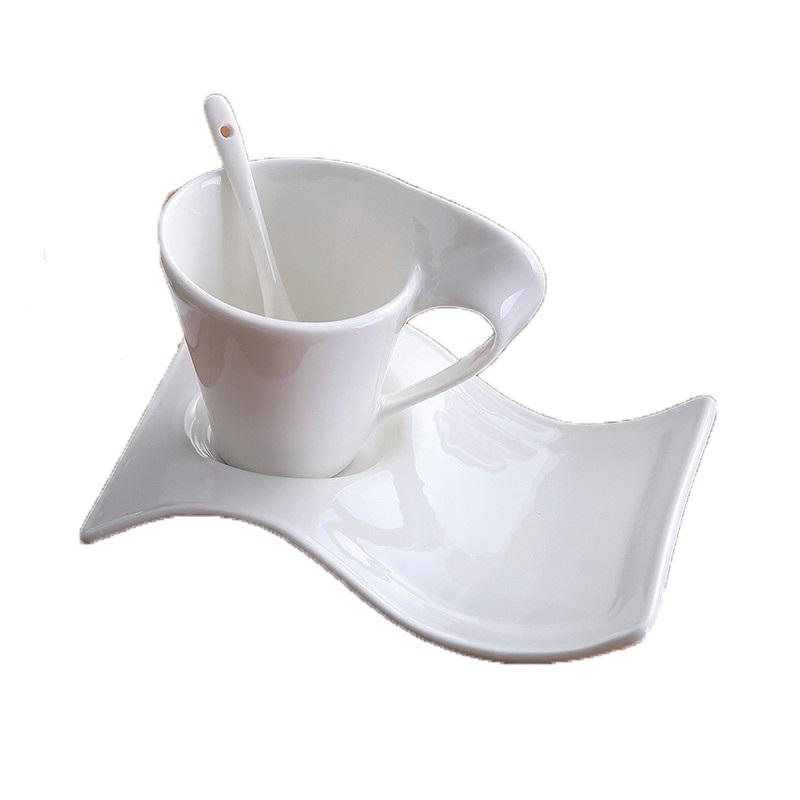 1/3 комплекта керамической кофейной чашки с волнистым блюдцем и набором ложек, Европейская маленькая роскошная кружка для молока для пар, белая фарфоровая офисная чайная чашка, посуда для напитков