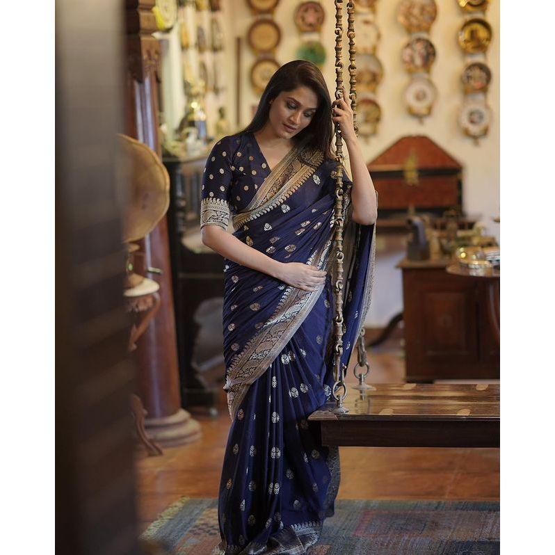 Это красивое сари элегантно украшено великолепным жаккардовым плетением, которое придает образу идеальный вид.