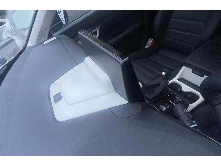 Совместимые аксессуары для Honda CR-V 2023: Ручка рычага переключения передач, Вентиляционное отверстие, Регулировка фар, Передняя лампа для чтения, Прикуриватель.