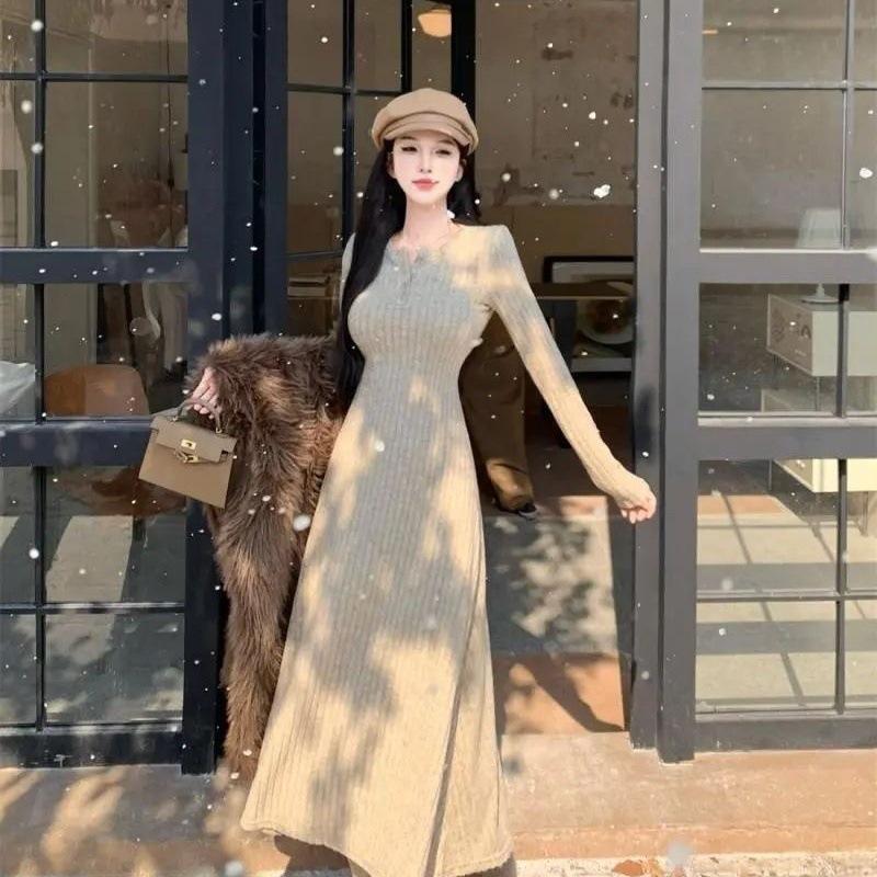 Женское облегающее трикотажное платье средней длины с V-образным вырезом - однотонное, стильная осенняя юбка