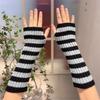 Пара женских модных полосатых митенок без пальцев, длинные вязаные перчатки для девочек для тепла, зимние перчатки