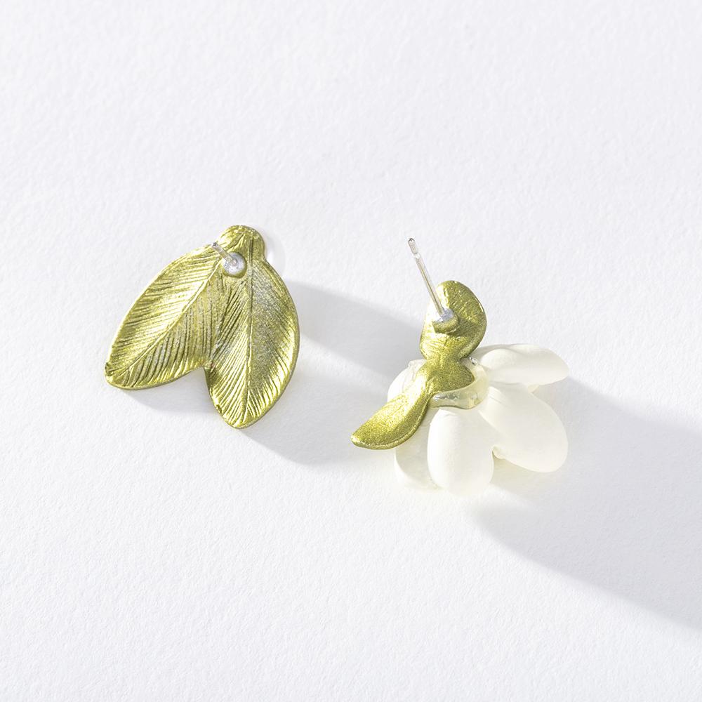 Pinkdudu Романтические корейские асимметричные серьги-гвоздики с гарденией, легкие роскошные серьги с белым цветком и зеленым листом для женщин PD1497