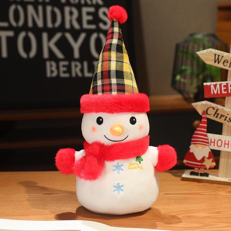 Рождественское праздничное украшение: Плюшевое дерево, Яблочный венок мира и Декоративная подушка в виде пряничного человечка.