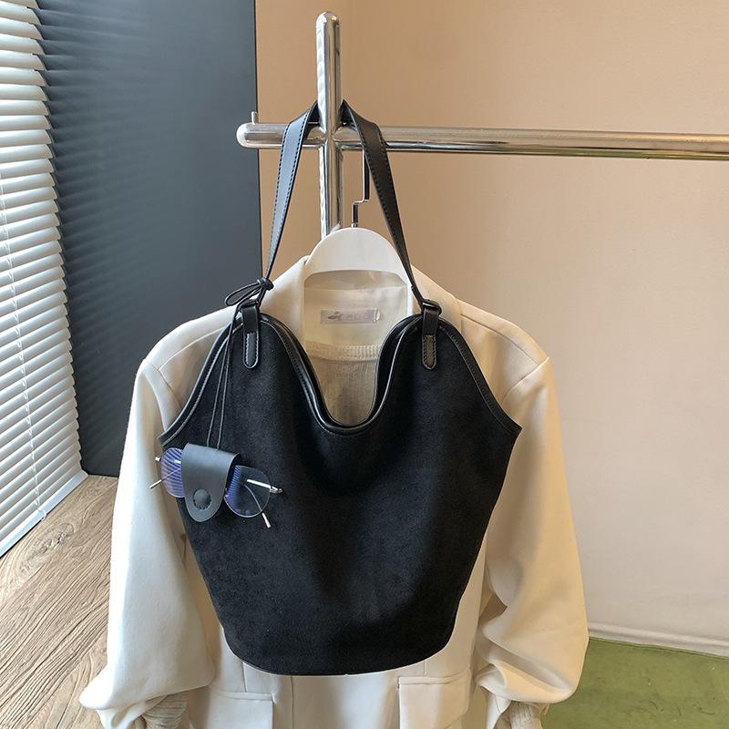 Сумка большой вместимости женская осенне-зимняя универсальная 2025 новая матовая ретро на плечо сумка «мать и дитя» повседневная дорожная сумка-тоут