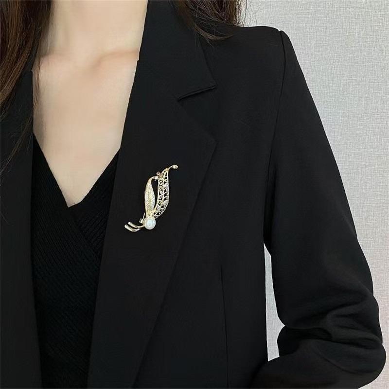 Elegant and Luxurious Imitation Pearl Studded Feather Brooch with Exquisite Design Showcasing Nobility and Dazzling Brilliance