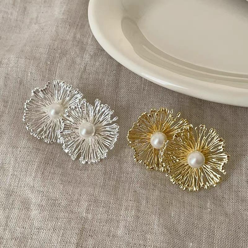 Преувеличенные металлические серьги-пусеты в виде неправильных цветов для женщин, модные серьги с жемчугом и полым узором, индивидуальные украшения для вечеринок, подарки для вечеринок