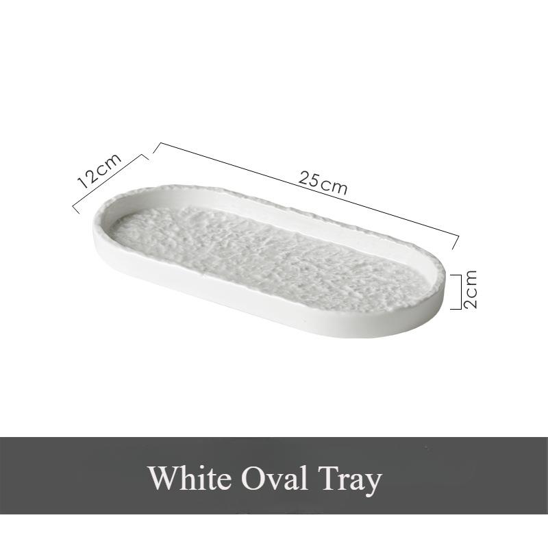 Набор необходимых принадлежностей для ванной комнаты, флаконы для шампуня, стакан для ополаскивателя для полости рта, столешница для ванной комнаты, уборка дома и квартиры