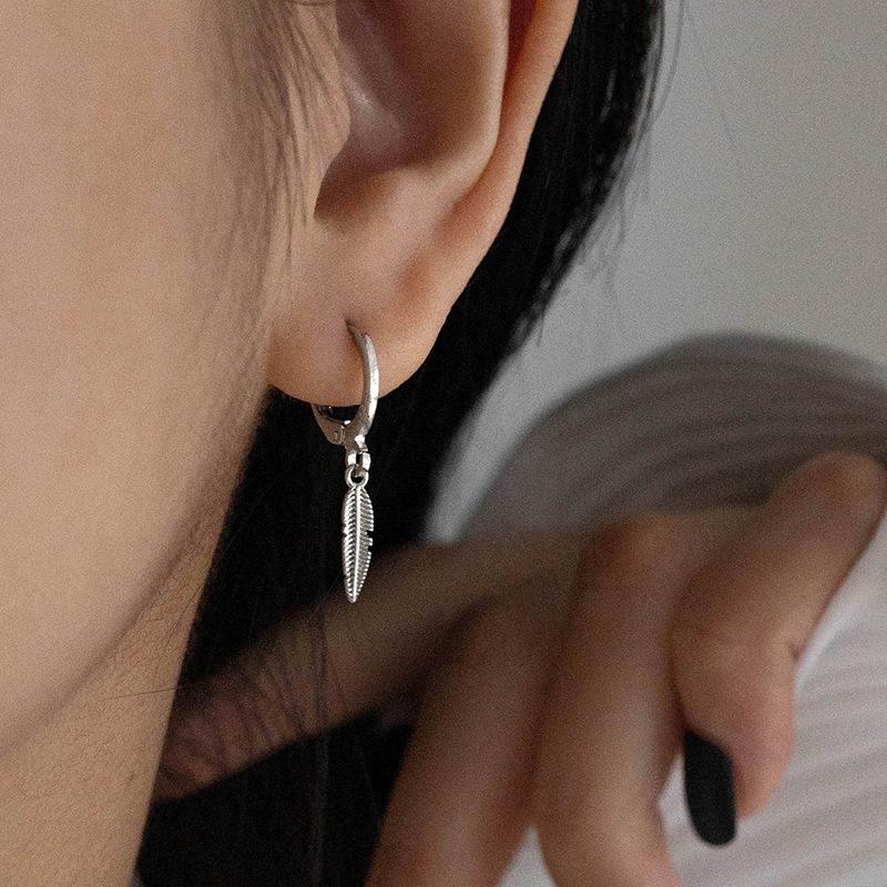 Cute Small Alloy Leaf Pendant Hoop Earrings For Women Girls Man Punk Charms Hip Hop Men Ear Feather Jewelry Party Gifts