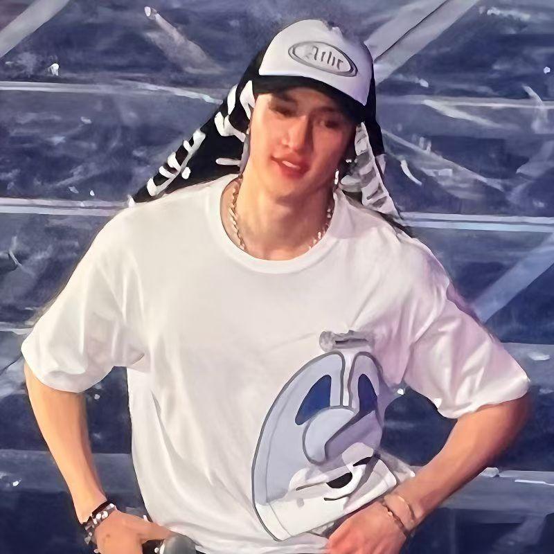 Футболка Stray Kids SKZOO FashionE KARMA с черно-белыми принтами мультяшных персонажей