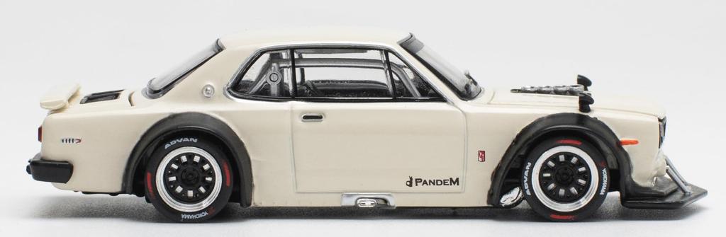 POP RACE SKYLINE V8 DRIFT WHITE готовый продукт 1/64 GT-R