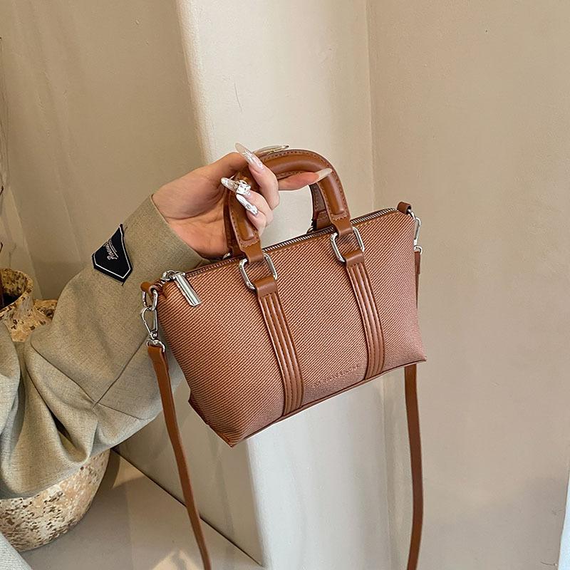 Популярная в этом году женская сумка большой вместимости 2025 новая модная текстурированная сумка через плечо летняя универсальная сумка-тоут для поездок на работу