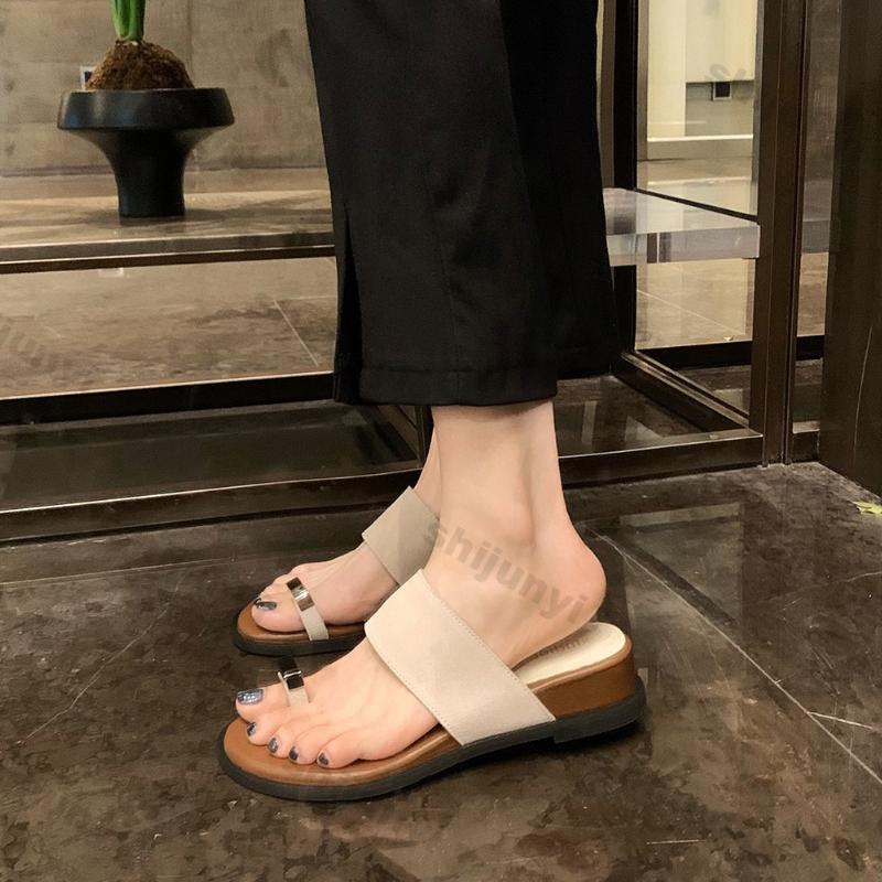 Модные женские шлепанцы на одно слово 2025 лето новинка уличные дышащие сланцы с перемычкой между пальцев на танкетке плоская обувь модное увеличение роста сандалии слипоны