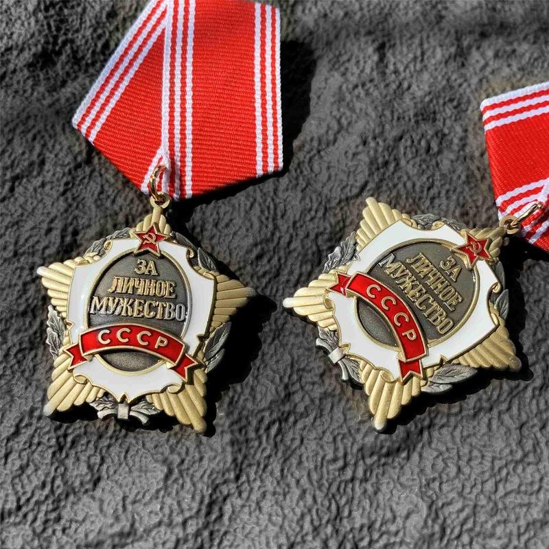 Рождественский подарок, Наполнители для чулка, Советская медаль, Медаль за личную отвагу, Иностранная памятная медаль, Металлический значок, Значок-подвеска, Аксессуары