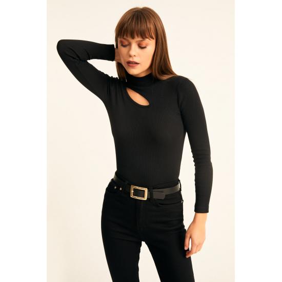 Прозрачные блузки Женская трикотажная блузка в рубчик с вырезами и детальной отделкой