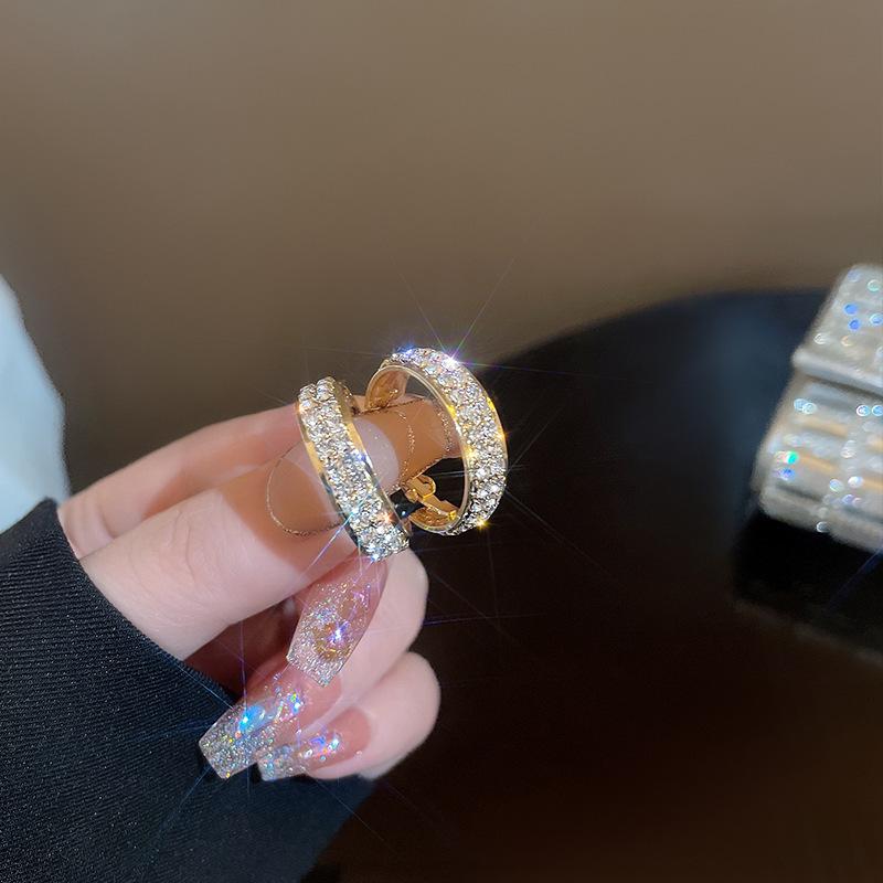 Стильные серьги-кольца из сплава: Серьги из серебра 925 пробы с бриллиантовой инкрустацией