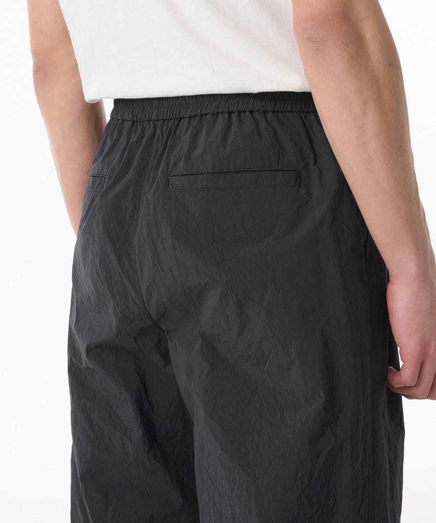 MUSINSA STANDARD Nylon Crease One-Tuck Wide Elastic Pants [Black]