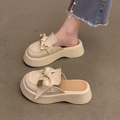 Модные тапочки баотоу женские лето 2025 новые на толстой подошве с большим носком и бантом сандалии мюли модный тренд повседневная женская обувь