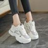 Наступать в дерьмо ощущается мягким, увеличивающая высоту подошва, маленькие белые туфли женские 2025 новые универсальные кеды, нескользящая толстая подошва, повседневная спортивная обувь
