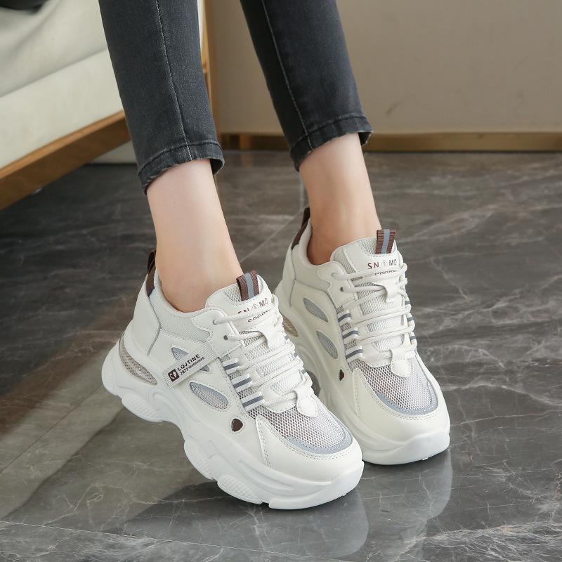 Наступать в дерьмо ощущается мягким, увеличивающая высоту подошва, маленькие белые туфли женские 2025 новые универсальные кеды, нескользящая толстая подошва, повседневная спортивная обувь